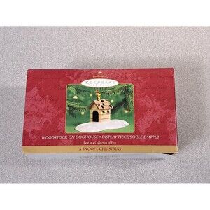 Hallmark Keepsake Ornament A Snoopy Christmas Woodstock on Doghouse 2000